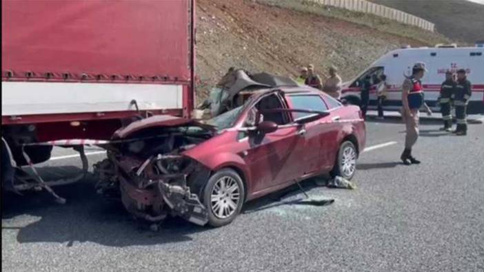 Erzincan'da feci kaza! Otomobil tırın altına girdi