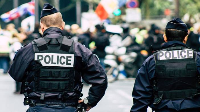Paris'te yağmaları engellemek için lüks mağazaların önüne polis araçları konuşlandı