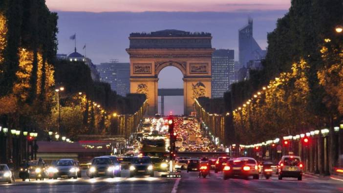 Fransız polisi Paris'teki Şanzelize Caddesi'ni boşalttı