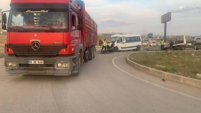 Ankara'da işçi servisi kamyonla çarpıştı: 10 yaralı