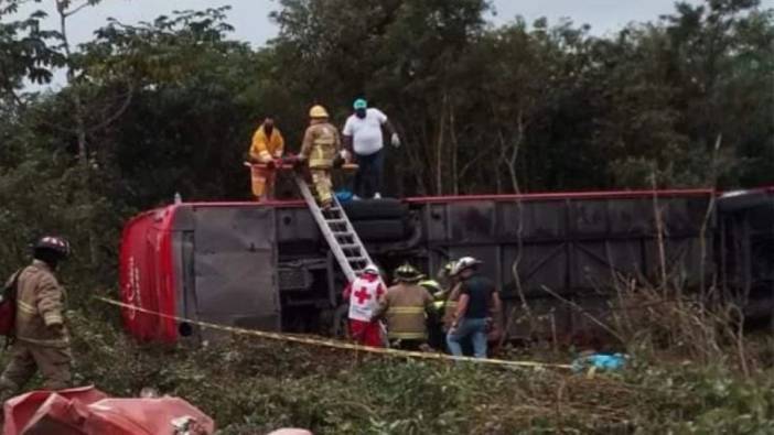 Meksika'da otobüsün devrildi! 8 kişi hayatını kaybetti!