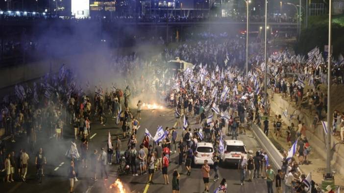 İsrail'de bir sürücü otomobiliyle göstericilerin arasına daldı