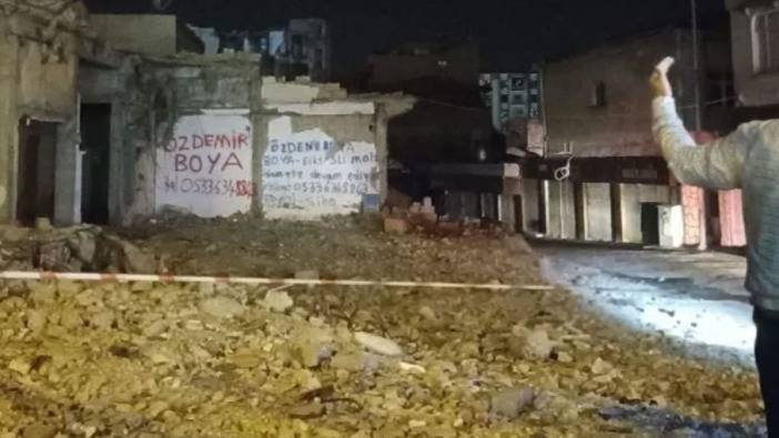 Gaziantep'te hasarlı 2 bina çöktü