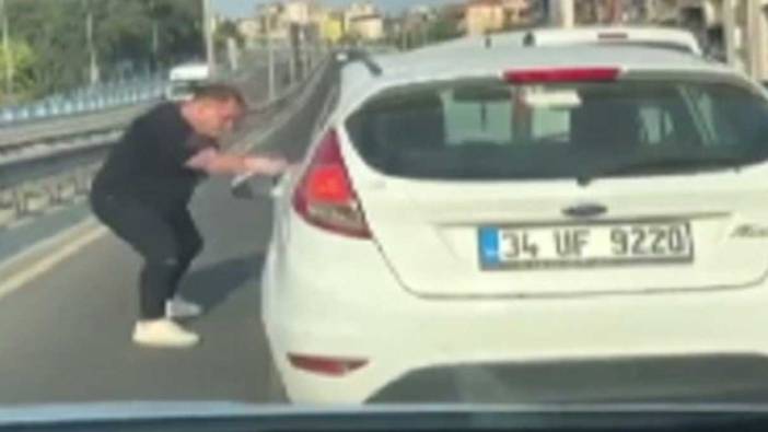 İzmir'deki trafik magandası kadın sürücüye zor anlar yaşattı