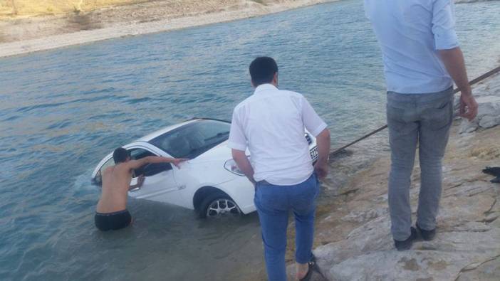 El frenini çekmeyi unuttu: Otomobili göle düştü