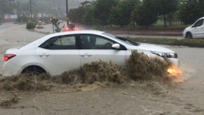 Zonguldak’ta şiddetli yağış: Cadde adeta nehre döndü