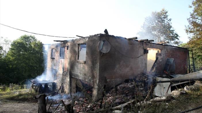 Kastamonu'da köyde yangın: Traktör ve hububat küle döndü