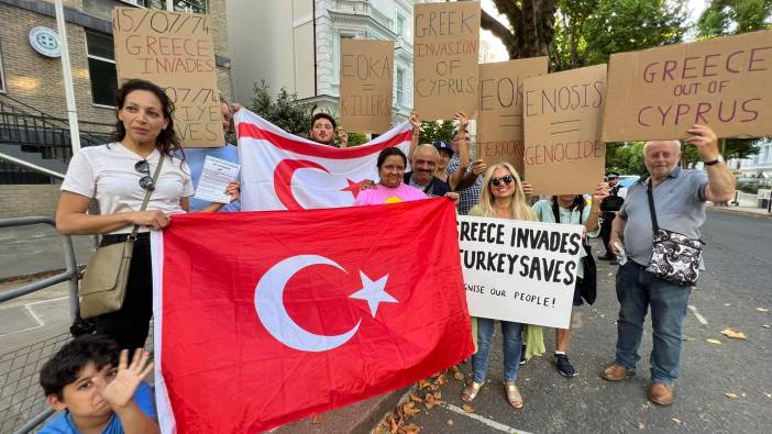 Kıbrıslı Türkler Yunanistan’ın Londra Büyükelçiliği önünde gösteri yaptı
