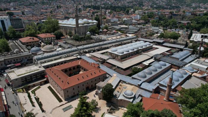 Bursa'da tarihi çarşının çatısındaki kurşunları çaldılar
