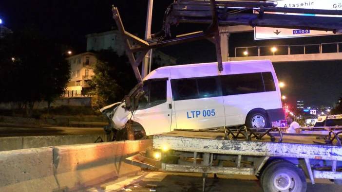 Kadıköy D-100 Karayolu'nda servis minibüsü beton bariyerlere çarptı!