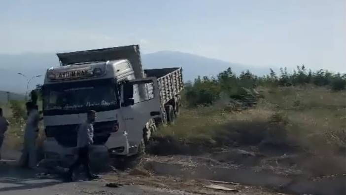 Bursa'da freni patlayan kamyon şarampole uçtu