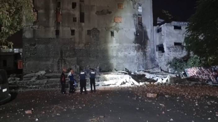 Beyoğlu'nda 3 katlı boş bina çöktü!