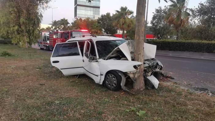 İzmir'de satılık araçla ağaca çarpan sürücü yaşamını yitirdi
