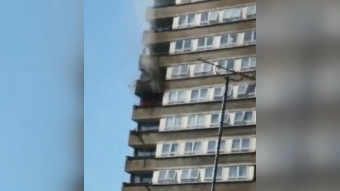 Londra’da 24 katlı apartmanda yangın
