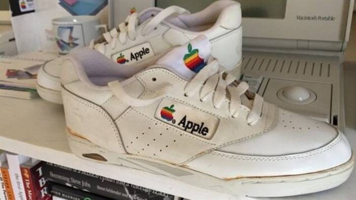 Apple ayakkabılar 50 bin dolardan satışa çıkarıldı