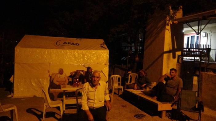 Kozanlılar geceyi çadırda geçiriyor