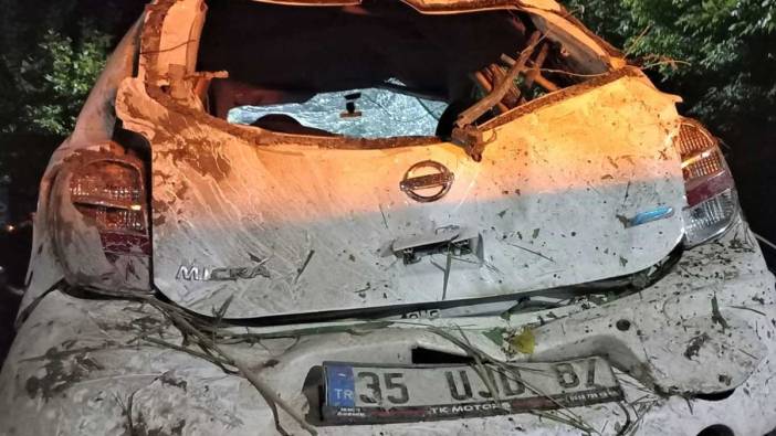 İzmir'de otomobil elektrikli motosikletle çarpıştı: Yaralılar var