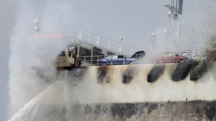Elektrikli araç taşıyan gemide yangın çıktı: Ölü ve yaralı var
