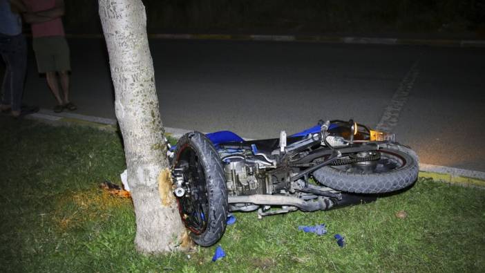 Motosiklet ağaca çarptı! 2 kişi yaralandı