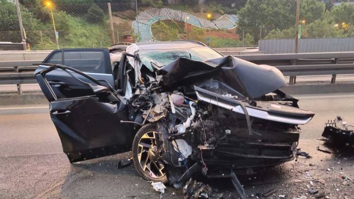 Beyoğlu'nda korkunç kaza: Otomobil yol temizleme aracına çarptı
