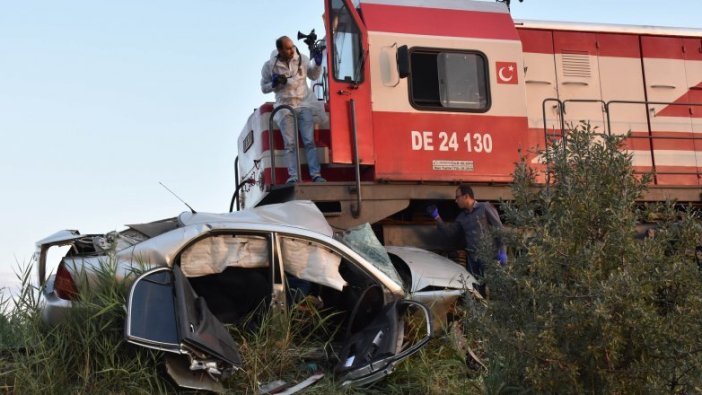 Sivas'ta lokomotif otomoble çarptı: 1 ölü