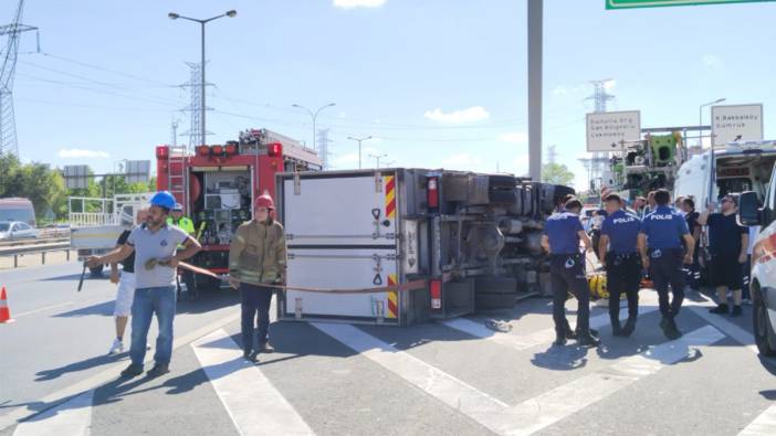Ataşehir’de iki kamyon birbirine girdi: Sürücülerden bir kamyona sıkıştı, kurtarma anları kameraya böyle yansıdı