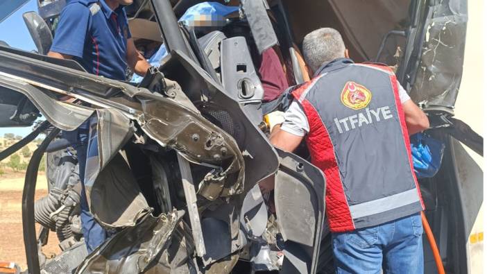 Mardin’de nakliyat kamyonu hafriyat tırına çarptı: 1 ölü, 2 yaralı