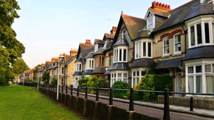 İngiltere'de ev fiyatları dibe vurdu