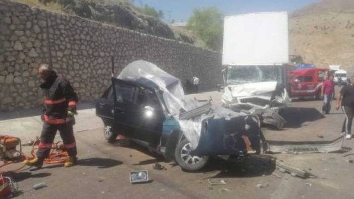 Kamyonet ile otomobil kafa kafaya çarpıştı: 2 kişi hayatını kaybetti