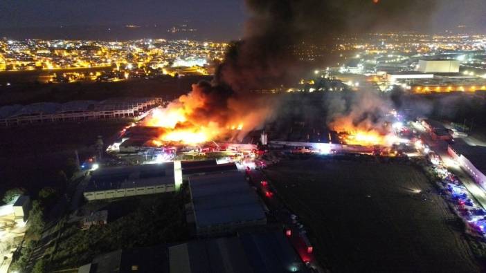 10 fabrikaya sıçrayan yangın gece havadan görüntülendi!