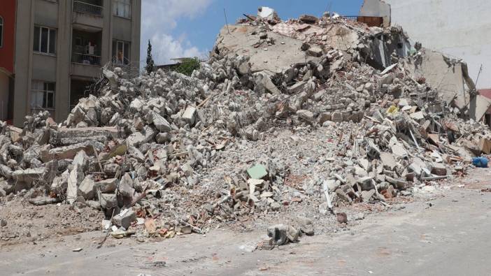 6 Şubat depremlerinde ağır hasar alan bina çöktü