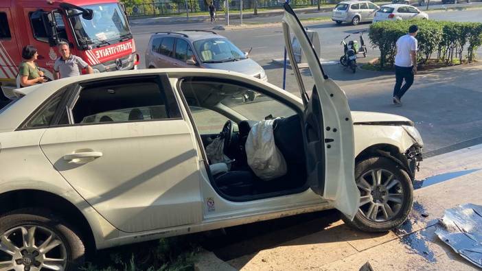 Ataşehir'de araba duvara çarptı: Kazanın nedeni ise herkesi şaşırttı