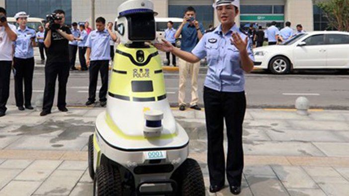 Robot trafik polisleri göreve başladı