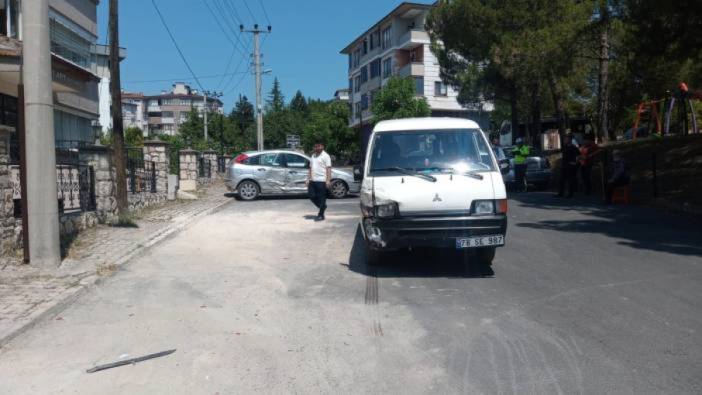Karabük'te panelvan ile otomobil çarpıştı! 4 yaralı