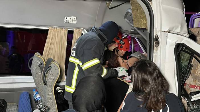 Düzce'de tır ile minibüs çarpıştı: 1 ölü, 20 yaralı