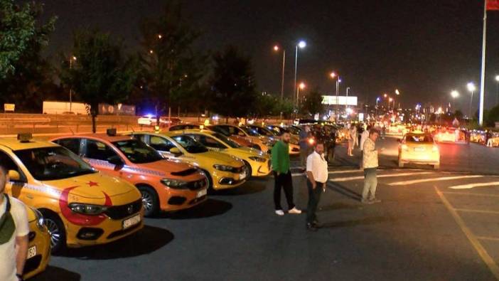 İstanbul'da taksimetre ücretine zam isteyen taksicilerden eylem!