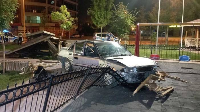 Konya'da kontrolden çıkan otomobil parka daldı
