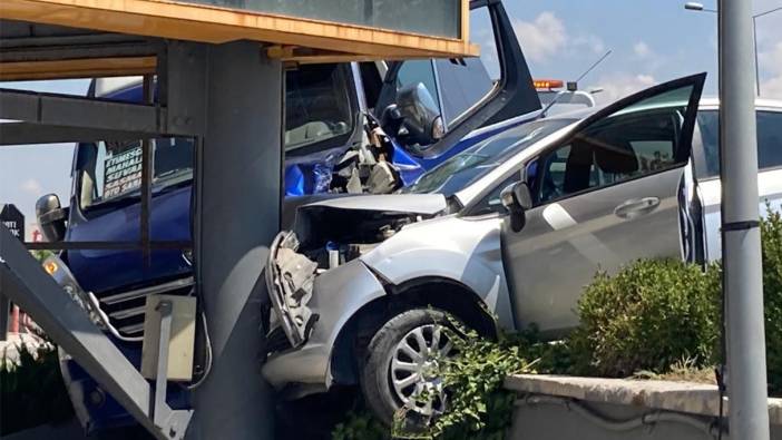 Ankara'da iki araç aynı anda aynı direğe çarptı: 7 yaralı