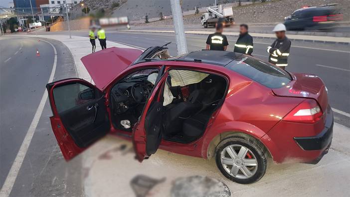 Aydınlatma direğine çarpan otomobil sürücüsü hayatını kaybetti