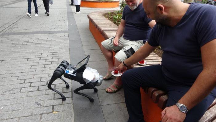 Sokakta gezen robot köpeğe vatandaştan simit-çay ikramı