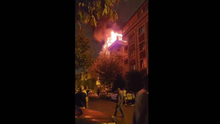 Çekmeköy'de 5 katlı binanın çatı katı alev alev yandı