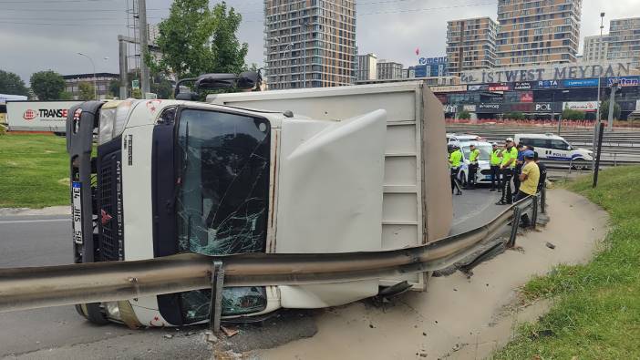 Bahçelievler'de virajı alamayan kamyonet yan yattı: Kaza sonrası sürücü kaçtı