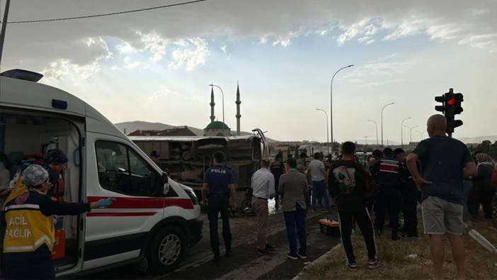 Afyonkarahisar'da minibüs ile kamyonet çarpıştı: 33 kişi yaralandı