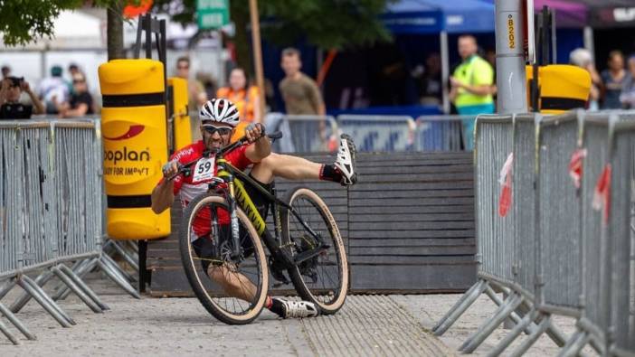 Eskişehirli sporcu Belçika’da kırılan bisikletini bantlayarak yarışı orta sırada bitirdi