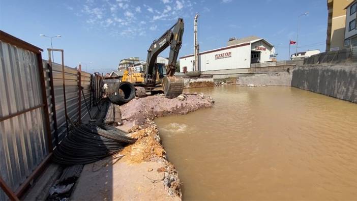 Ataşehir'de inşaat sırasında su borusu patladı