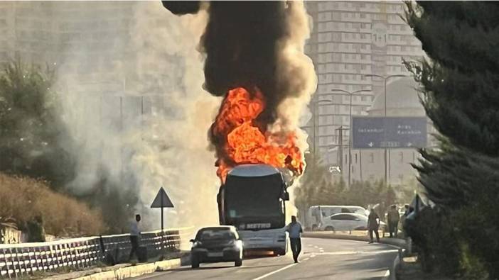 Hareket halindeyken yanan otobüs büyük panik yarattı