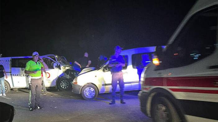 Kaza üstüne kaza: Halihazırda kaza yapan Kızılay aracına bir araba daha çarptı