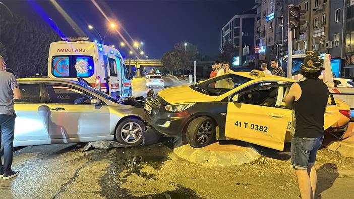 Ticari taksi ile otomobil kafa kafaya çarpıştı: 3 yaralı