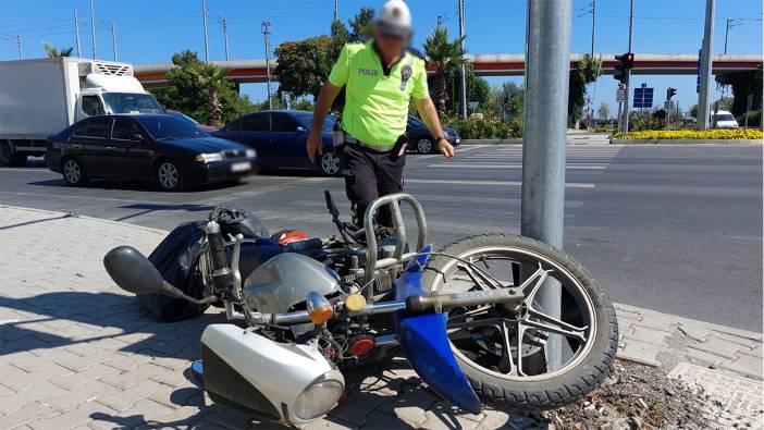 Samsun'da otomobil kırmızı ışıkta bekleyen motosiklete çarptı: 1 yaralı