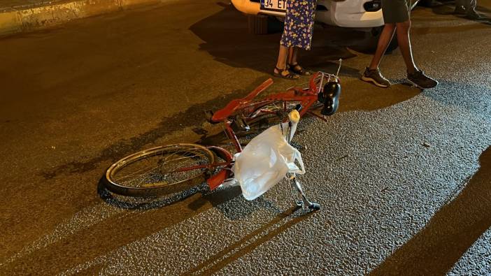 Otomobille bisiklet çarpıştı!